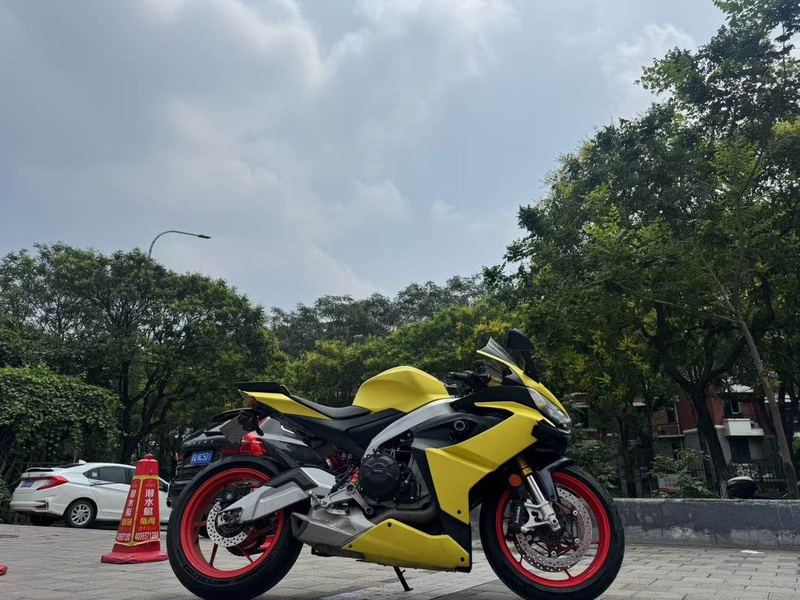 阿普利亚 RS 660 