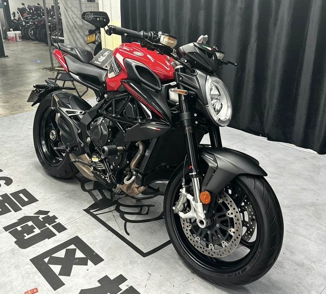 奥古斯塔 Brutale 800