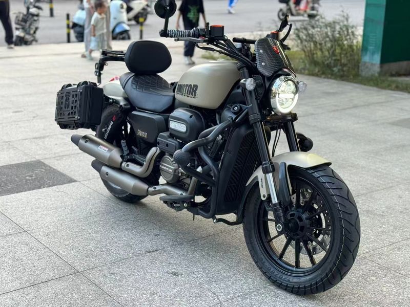 QJMOTOR 闪300S
