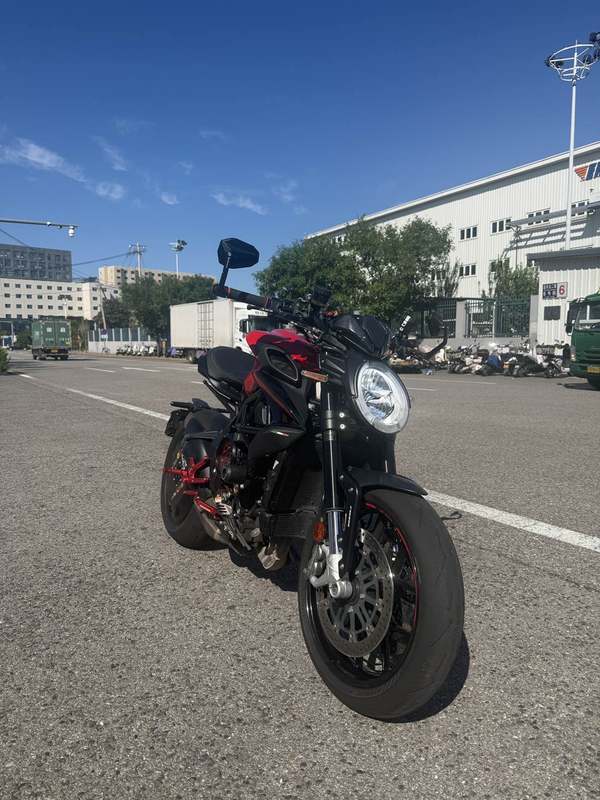奥古斯塔 Brutale 800