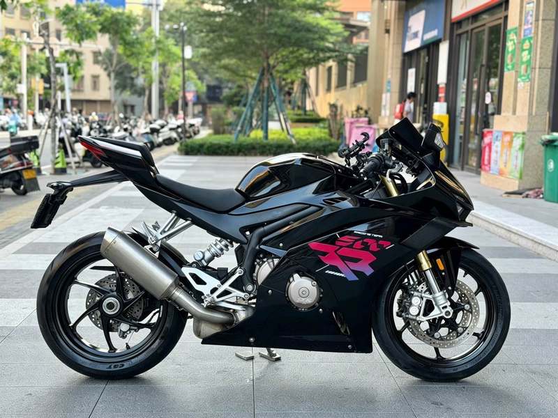 张雪机车 500RR