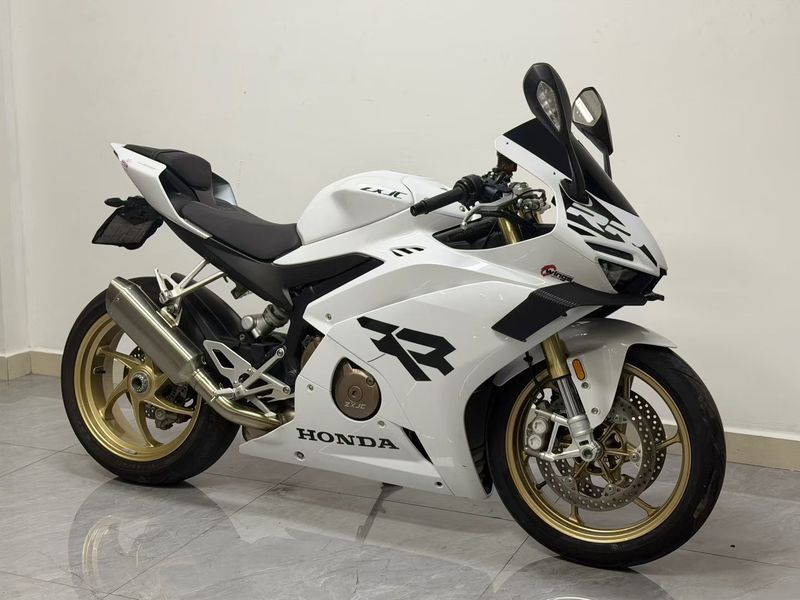 张雪机车 500RR