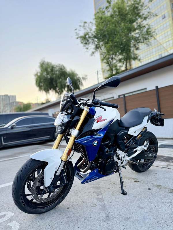 宝马 F 900 R