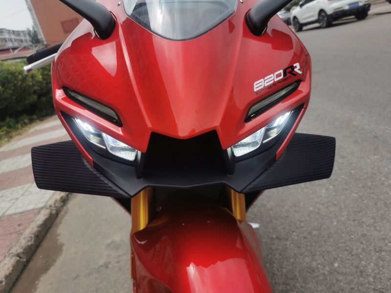 张雪机车 820RR