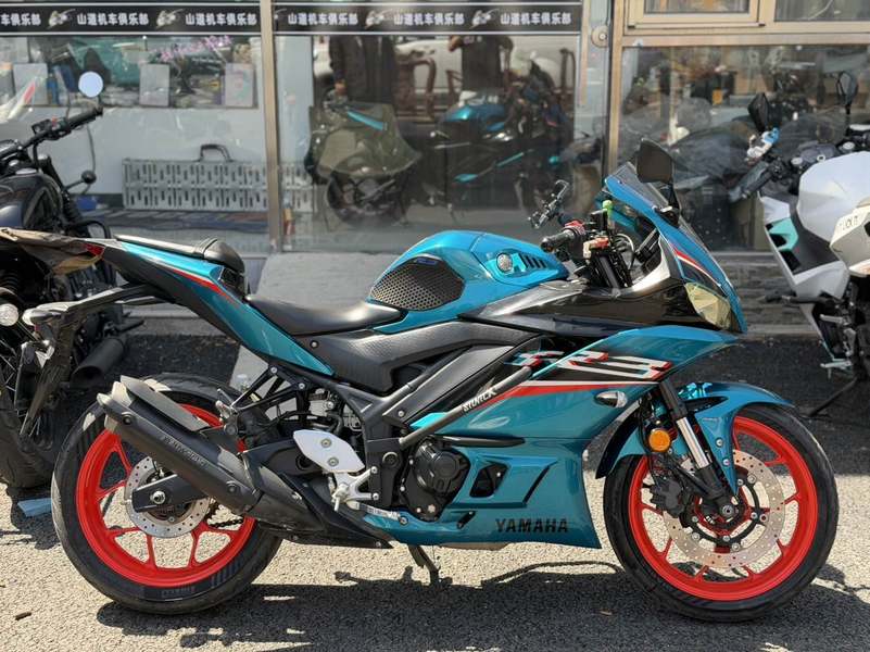 雅马哈 YZF-R3