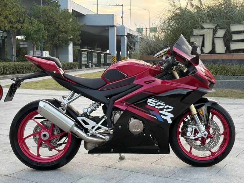 张雪机车 500RR