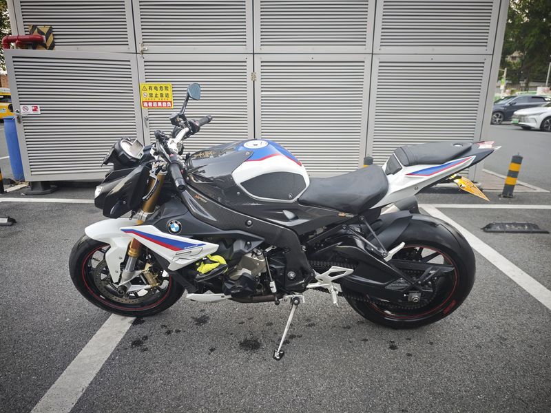 宝马 S 1000 R