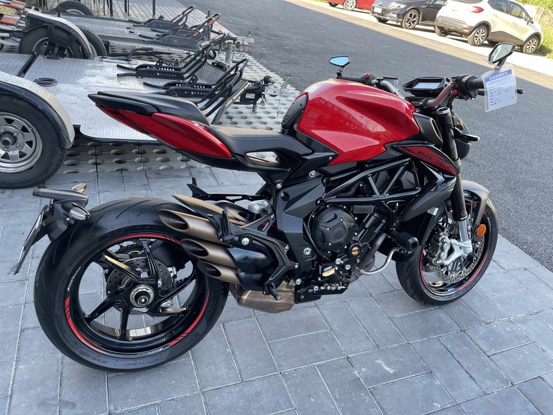 奥古斯塔 Brutale 800