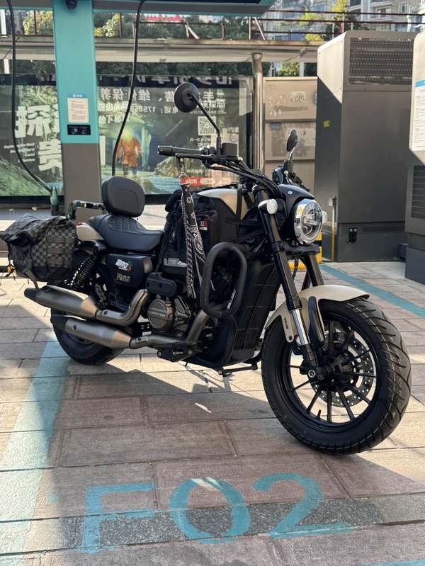 QJMOTOR 闪300S