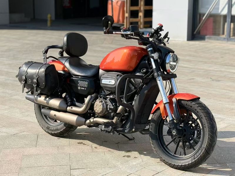 QJMOTOR 闪300S